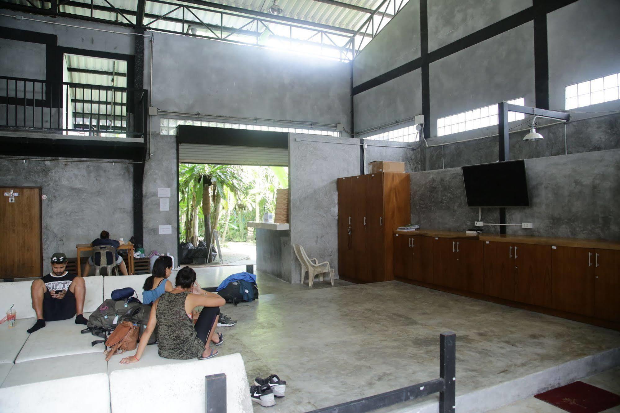 Oyo 585 Freedom Hostel @ Phi Phi Екстер'єр фото